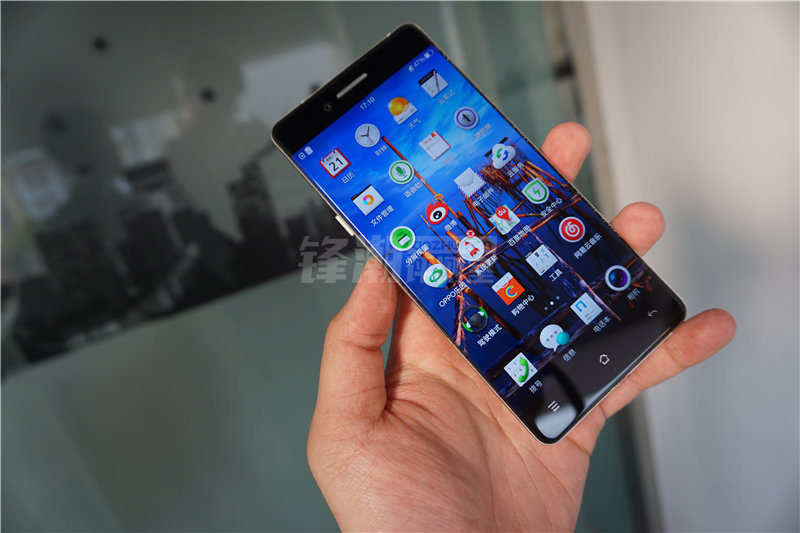 Video: Smartphone OPPO R7 sin bordes